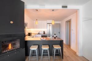 Beautifully Renovated 4 Bedroom Apt + Kids Room