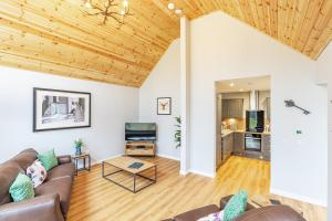 Thistle Lodge 19 with Hot Tub