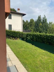 Tra natura e città - appartamento con giardino