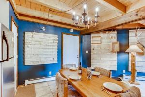 F201 Treehouse condo