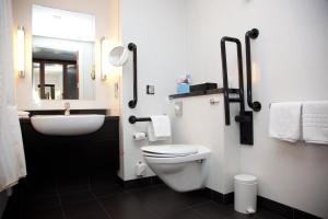 Standard Double Room - Disability Access room in Crowne Plaza Marlow an IHG Hotel