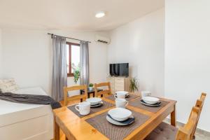 Apartment Tesic close to the sea with shared 4xbicycles