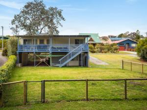 Pet friendly Beach House at Kianga