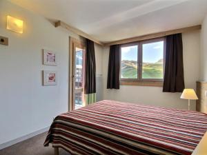 Grand 3 pièces avec balcon, proche des pistes et commerces - FR-1-455-187
