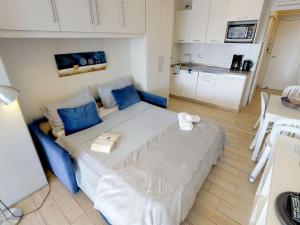 Studio rénové face mer avec terrasse, clim, wifi et proche commodités à Menton - FR-1-196-167