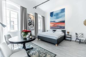 Smile Apartments Art Collection Stein