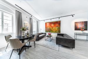 Smile Apartments Art Collection Stein