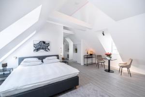 Smile Apartments Art Collection Stein