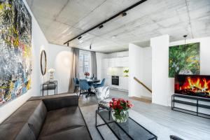 Smile Apartments Art Collection Stein