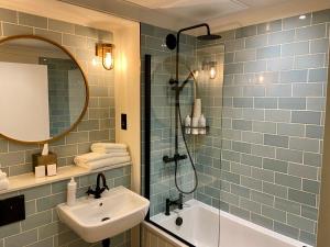 Classic Twin Room room in Greyhound Hotel