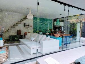 Casa completa com piscina em frente à praia em Maresias