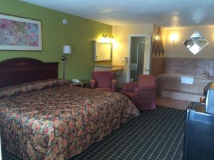 King Room with Hot Tub - Smoking room in Newport News Inn