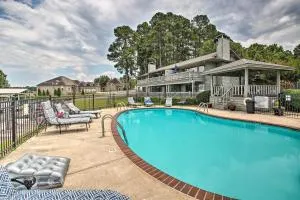 Balcony and Lake Access Hot Springs Getaway! - Malvern