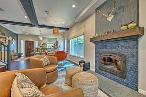 Luxe Lake Arrowhead Farmhouse with Deck and Patio - 4hvězdičkové hotely ve městě Lake Arrowhead