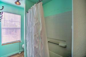 Pottsboro Home with Fire Pit Less Than 1 Mi to Lake Texoma!