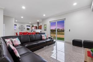 5 Bdrms Loemans Lodge - Close to Calder Park, Melb Airport