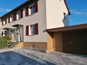 Ferienhaus Stein, TOP Monteurwohnung, 5 große Einzelzimmer, Doppelzimmer, Übernachtung bis 8 Personen möglich - 厄林根