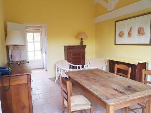 B&B / Chambres d'hotes Mas des Figues #PhilippeArtist #certifiebio #certifiedorganic #potagerbio #huiledolivebio #mediterraneandietbrunch #homemadecooking #biodiversity #roseraie #ecologicalgarden #agritourism #ecotourism #farmstay #guesthouse #saintremydeprovence #Alpilles : photos des chambres