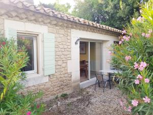 B&B / Chambres d'hotes MAS DES FIGUES - Mas XVIIIe tres calme - Certifie Biologique FRBio10 - jardin naturel ecologique - piscine 12x6 - Copieux brunch paysan mediterraneen cuisine du jardin huile d'olive - Agritourisme Alpilles Saint Remy de Provence du 01 mai au 30 septembre : photos des chambres