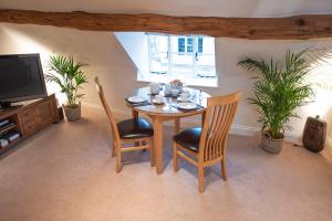 Neroli River View Apartment