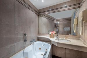 Hotels Hotel London : Chambre Lits Jumeaux Spacieuse