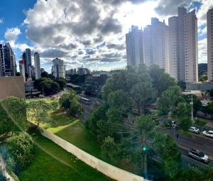 505 - Apartamento Lindo, amplo e decorado, mobiliario moderno, cozinha completa com utensílios , Excelente vista da cidade e localização privelegiada no bairro Bigorrilho proxímo de shopping e parques