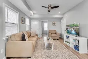 Dave and Busters, Outlets, Convention Center across street w Parking - Sleeps 15 - Venice Park