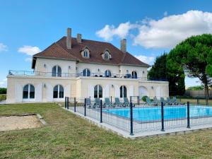 Maisons de vacances Magnifique villa de charme avec piscine : photos des chambres