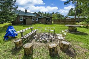 Three Bedroom House room in Cedaroma Farm House 9