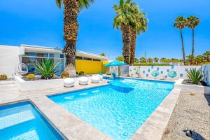 Three Bedroom House room in Midmod Wexler Retreat