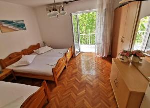 One-Bedroom Apartment with Balcony and Sea View room in Apartments by the sea Baska Voda Makarska - 2678