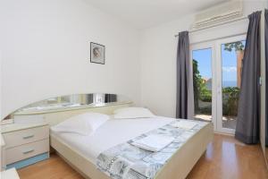 Two-Bedroom Apartment with Terrace room in Apartments by the sea Zivogosce - Blato Makarska - 1057