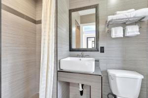 Deluxe King Room room in Mid City Inn