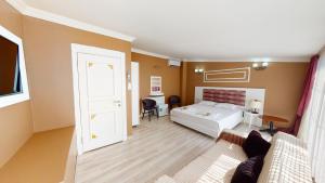 Deluxe Double Room with Balcony room in The Wolf Hotel