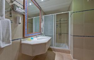 Amphoras Blu Ultra-AI Adults Friendly