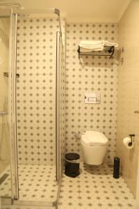 IN SUIT LUXURY