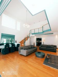 Ultra-Modern Living, Luxe 4BR with Private Outdoor Pool