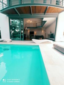 Ultra-Modern Living, Luxe 4BR with Private Outdoor Pool