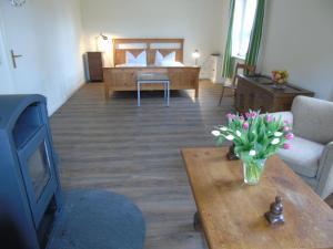 Futterhaus neben der Wasserburg Liepen