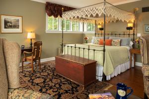King Suite with Balcony room in Ashby Inn & Restaurant