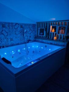 Nuit Romantique, Spa, Champagne, Cinéma, Flipper - Escapade Veyloise