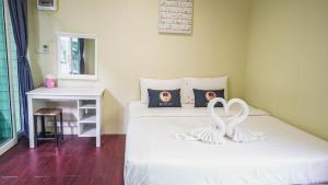 RoomQuest Amphawa Floating Market