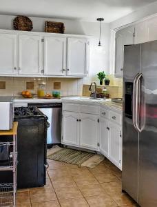 Top Location Walk to Dining, Shops & Near Beach CC E