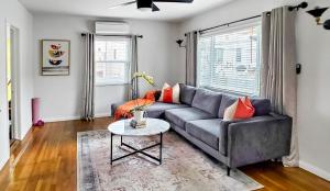 Top Location Walk to Dining, Shops & Near Beach CC E