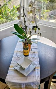 Top Location Walk to Dining, Shops & Near Beach CC E