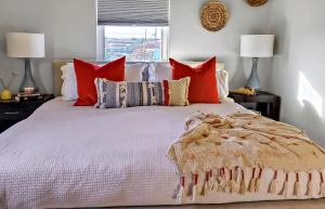 Top Location Walk to Dining, Shops & Near Beach CC E