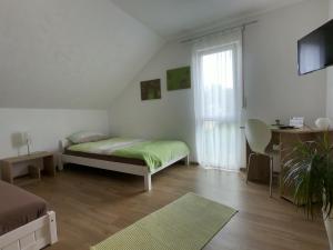 Moderne Ferienwohnung in Durmersheim 2 Zi, Nähe Rhein und Messe KA