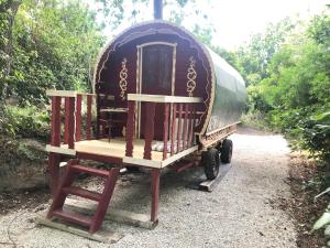 Lodges Les roulottes de Bayama - logement insolite avec jacuzzi : photos des chambres