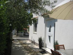 Apartment - Tina Zafron