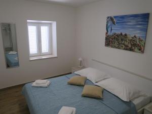 Old Fishermans House w 3BD, balcony and terrace by the Sea